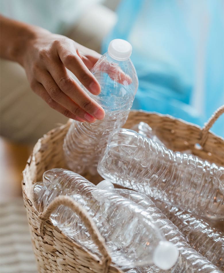 ¿Que es el poliéster reciclado? Warrior Spartan Reciclaje de botellas de plastico para mejorar la sostenibilidad