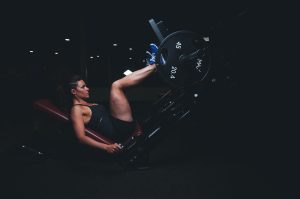 Consejos para elegir la mejor ropa deportiva para mujer. Warrior Spartan Pexels scott webb 136404 (1)